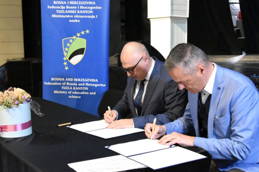 Uručene stipendije za nadarene učenike Tuzlanskog kantona