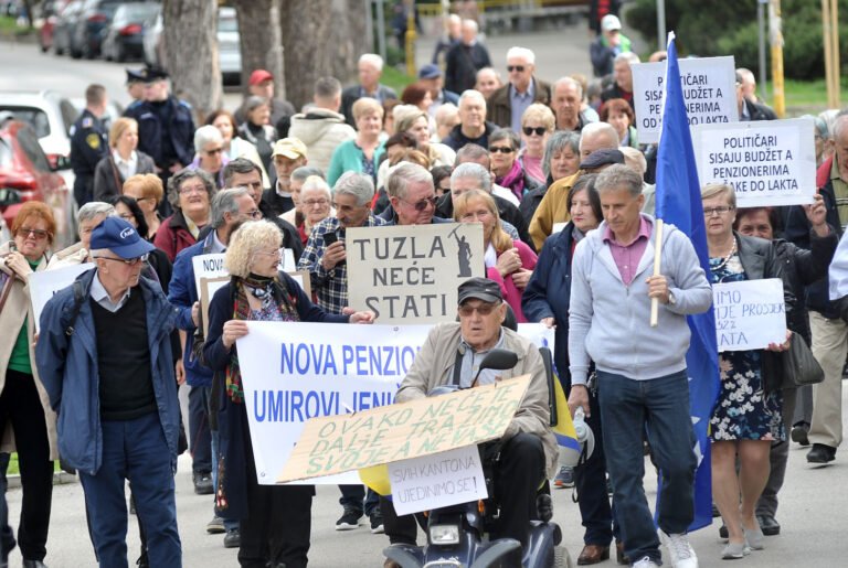 Tuzlanski penzioneri izlaze na ulice: Traže veće penzije i hitne mjere vlasti/ Penzionerska stranka upozorava: Vlada kasni, povećanje penzija upitno/ Penzioneri najavili protest zbog položaja penzionera i socijalnih prilika