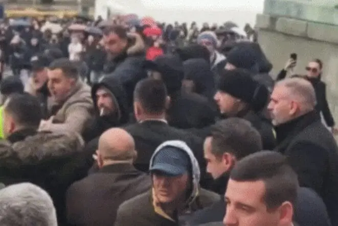 Skupština Srbije nastavila je zasjedanje i danas, ali prostor ispred njenog ulaza ponovo je postao poprište napetih scena. Opozicioni poslanici pokušali su ući u zgradu prolazeći kroz improvizovano šatorsko naselje, poznato kao Ćacilend. Jučer im je predsjednica Skupštine Ana Brnabić najavila da će im taj prolaz biti otvoren i da će bez prepreka moći doći do svojih radnih mjesta. Međutim, jutros ih je policija ponovo zaustavila. Nisu im dozvolili da uklone ogradu oko šatorskog prostora niti da priđu službenom ulazu u parlament. Ovakav potez izazvao je burne reakcije opozicionih poslanika, koji su tvrdili da im je obećan slobodan prolaz. Prema navodima portala Nova, situacija se brzo zaoštrila kada su se u raspravu uključili i ljudi iz Ćacilenda, pa je došlo do gurkanja s poslanicima uz prisustvo policije. U jednom trenutku izbila je i tučnjava, što je dodatno pogoršalo već napetu atmosferu. U svega nekoliko minuta područje ispred Skupštine pretvorilo se u haotičnu scenu, uz povike, naguravanje i pokušaje opozicionih poslanika da se probiju do ulaza. Snimci i izjave s terena pokazuju da se situacija potpuno otela kontroli, a ostaje otvoreno pitanje kako će parlament nastaviti rad i hoće li političke tenzije u zemlji dodatno rasti.