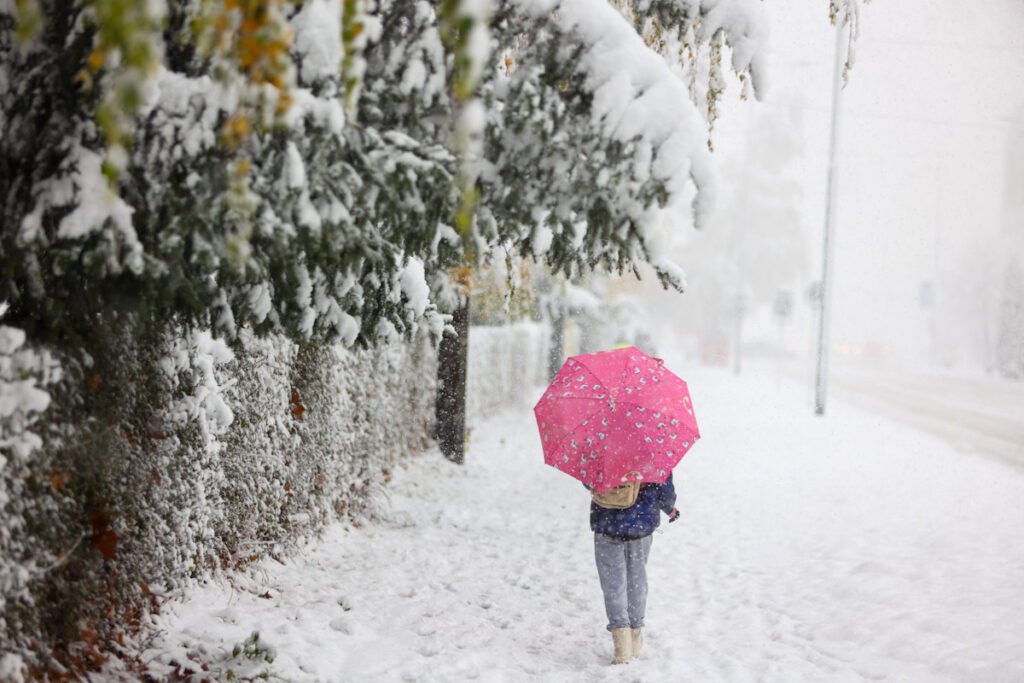 Stiže zahlađenje: Padavine i zimski uslovi najavljeni za kraj godine/ Zahlađenje i snijeg stižu početkom sedmice, vikend još topao/ Stiže zahlađenje: Kiša prelazi u snijeg širom Bosne