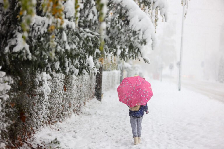 Stiže zahlađenje: Padavine i zimski uslovi najavljeni za kraj godine/ Zahlađenje i snijeg stižu početkom sedmice, vikend još topao/ Stiže zahlađenje: Kiša prelazi u snijeg širom Bosne