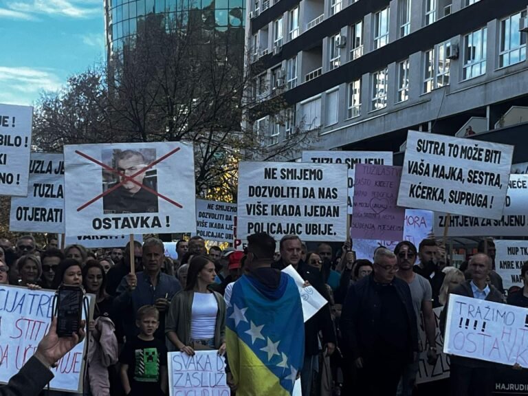 /FOTO/ Građani Tuzle u šetnji za pravdu i dostojanstvo nakon afere trgovine ljudima