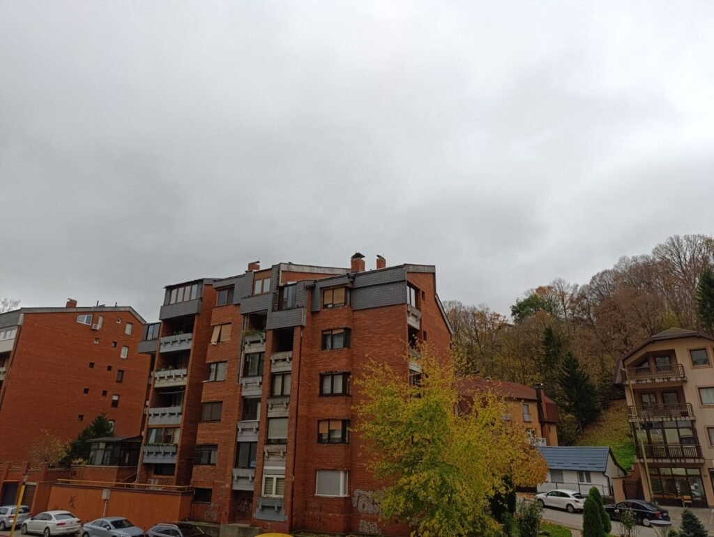 Danas u Tuzli očekuje se promjenjivo vrijeme. Jutro će početi bez padavina, uz blagi vjetar i temperature koje će postupno rasti do 16 stepeni. Međutim, u poslijepodnevnim satima dolazi do naglog pogoršanja vremena, praćenog obilnim pljuskovima i jačanjem vjetra. Najintenzivniji pljuskovi očekuju se između 14 i 16 sati, a udari vjetra mogli bi dostići do 11,8 metara u sekundi. Preporučuje se nošenje kišnog kaputa i čizama, jer će tokom dana padati kiša, dok će se temperatura postepeno spuštati. Veče će biti znatno hladnije, s minimalnim vrijednostima do 2 stepena, pa je potrebna toplija odjeća. U narednih sedam dana u Tuzli se prognozira uglavnom stabilno, ali hladno vrijeme. Početak sedmice bit će suho uz minimalne padavine, dok se od nedjelje očekuju jači pljuskovi. Subota će biti najpovoljniji dan za boravak na otvorenom, s temperaturom oko 5 stepeni i malom vjerovatnoćom padavina. Tokom sedmice temperature će se kretati između 1 i 5 stepeni, pa je preporučljivo nositi toplu zimsku odjeću. Nedjelja će biti najkišovitiji dan, s vjerovatnoćom padavina od čak 85 posto, zbog čega se preporučuje izbjegavanje aktivnosti na otvorenom.