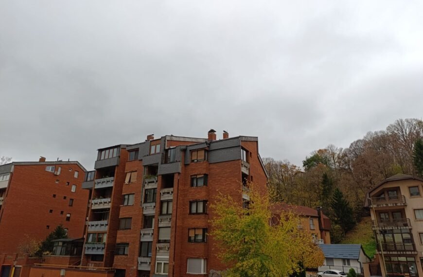 Danas u Tuzli očekuje se promjenjivo vrijeme. Jutro će početi bez padavina, uz blagi vjetar i temperature koje će postupno rasti do 16 stepeni. Međutim, u poslijepodnevnim satima dolazi do naglog pogoršanja vremena, praćenog obilnim pljuskovima i jačanjem vjetra. Najintenzivniji pljuskovi očekuju se između 14 i 16 sati, a udari vjetra mogli bi dostići do 11,8 metara u sekundi. Preporučuje se nošenje kišnog kaputa i čizama, jer će tokom dana padati kiša, dok će se temperatura postepeno spuštati. Veče će biti znatno hladnije, s minimalnim vrijednostima do 2 stepena, pa je potrebna toplija odjeća. U narednih sedam dana u Tuzli se prognozira uglavnom stabilno, ali hladno vrijeme. Početak sedmice bit će suho uz minimalne padavine, dok se od nedjelje očekuju jači pljuskovi. Subota će biti najpovoljniji dan za boravak na otvorenom, s temperaturom oko 5 stepeni i malom vjerovatnoćom padavina. Tokom sedmice temperature će se kretati između 1 i 5 stepeni, pa je preporučljivo nositi toplu zimsku odjeću. Nedjelja će biti najkišovitiji dan, s vjerovatnoćom padavina od čak 85 posto, zbog čega se preporučuje izbjegavanje aktivnosti na otvorenom.