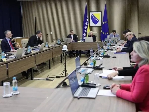 Zaposlenici državnih institucija dobijaju 1.000 KM pomoći/ Vijeće ministara BiH: Treća godina mandata bez značajnog napretka u ispunjenju obećanja