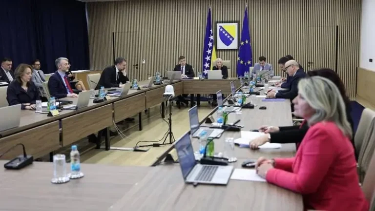 Zaposlenici državnih institucija dobijaju 1.000 KM pomoći