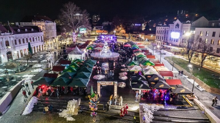 Praznični program ipak moguć: Ugostitelji dobili kućice bez naknade na Trgu slobode/ Tuzla bez javnog dočeka Nove godine iz pijeteta prema žrtvama