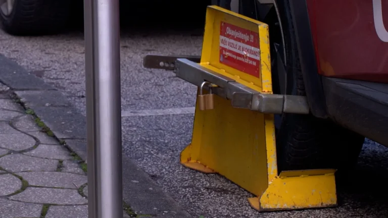 Novi režim parkiranja u Tuzli: Ukidaju se kandže, stižu doplatne karte