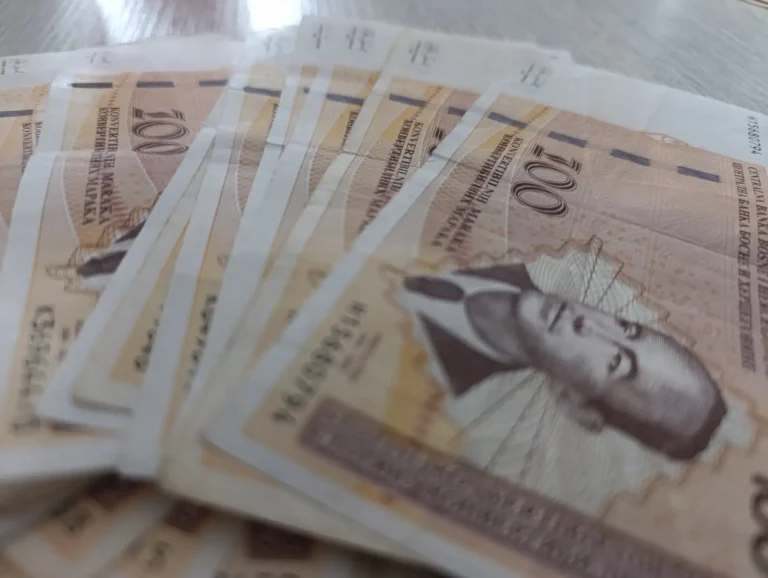 Značajno povećanje penzija za sve kategorije penzionera u FBiH/ Najavljeno povećanje minimalne plate u FBiH, poznato i za koliko/ Ukinut puni povrat plata za dugotrajna bolovanja u TK