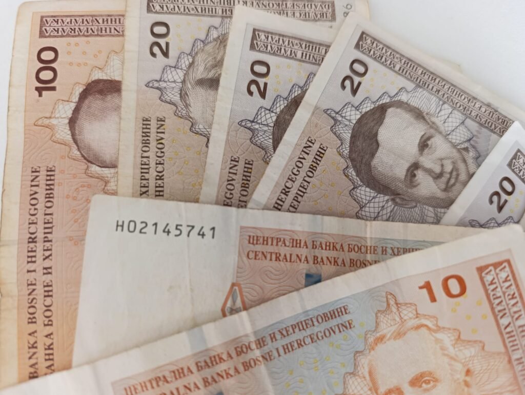 Dogovorene plaće za 2026: Utvrđena osnovica i bod za državne službenike u FBiH/ U ovoj godini penzije će porasti oko 17 posto, prva isplata za nekoliko dana/ Vladine subvencije poslodavcima vjerovatno se ne nastavljaju u 2026. godini/ Danas počinje isplata penzija u Federaciji BiH/ Penzije u FBiH porasle: Najniža, prosječna i najviša primanja veća nego godinu ranije/ Penzije u Federaciji BiH rastu od februara 2026. godine: Najavljeno povećanje veće od 17 posto/ Penzije u FBiH ove sedmice uvećane za 11,2 posto/Poznato koliko će iznositi socijalna davanja u TK za ovu godinu/Univerzalni dječiji doplatak u FBiH: 200 KM za svako dijete do sedme godine