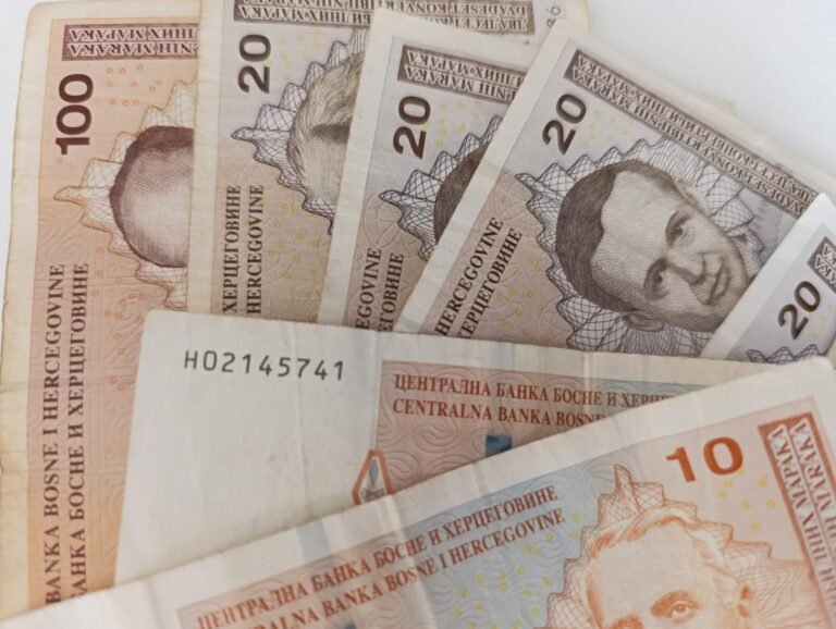 Dogovorene plaće za 2026: Utvrđena osnovica i bod za državne službenike u FBiH/ U ovoj godini penzije će porasti oko 17 posto, prva isplata za nekoliko dana/ Vladine subvencije poslodavcima vjerovatno se ne nastavljaju u 2026. godini/ Danas počinje isplata penzija u Federaciji BiH/ Penzije u FBiH porasle: Najniža, prosječna i najviša primanja veća nego godinu ranije/ Penzije u Federaciji BiH rastu od februara 2026. godine: Najavljeno povećanje veće od 17 posto