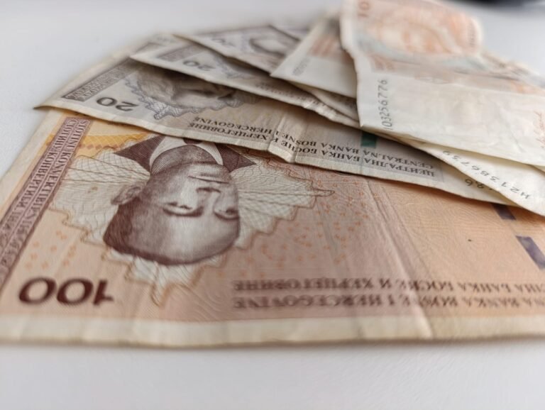 Federacija BiH u 2026. planira milijarde KM ulaganja u penzije, zdravstvo i razvoj/ novac/marke/kupovina/ penzije/pare/marke/ Centralna banka BiH preuzima zamjenu povučenih novčanica KM/ Isplata naknada roditeljima njegovateljima u toku, sredstva puštena prema kantonima/ Usvojen budžet FBiH od 8,9 milijardi KM, opozicija protiv