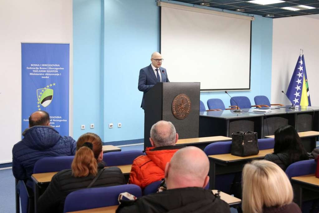 TK stipendira deficitarna zanimanja: 39 srednjoškolaca dobilo po 1.170 KM