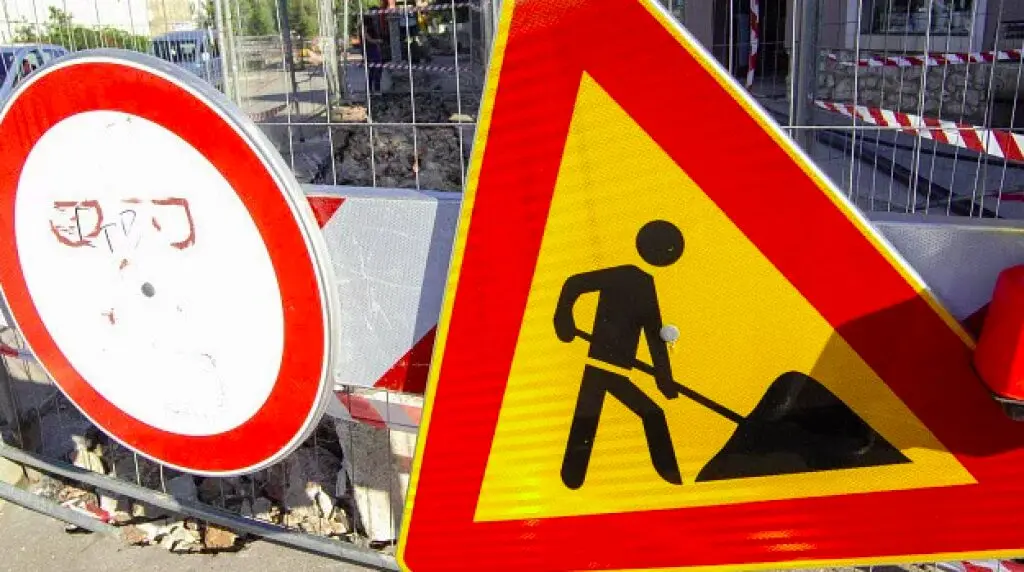 Uskoro novi parking kod UKC-a Tuzla/Izmjena saobraćaja u Tuzli zbog radova na trotoaru