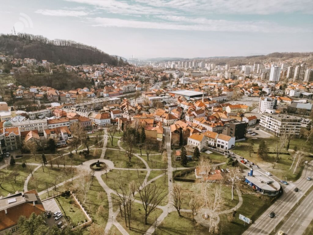 Tuzla postala prvi grad izvan EU pridruženi član Green City Accorda/Rezultati istraživanja: Građani Tuzle ukazuju na zrak i infrastrukturu/Tuzla uvodi nove komunalne takse: Plaćaju i bankomati/Tuzla povećava budžet za skoro 9 miliona KM: Novac ide u prevoz, infrastrukturu i sigurnost