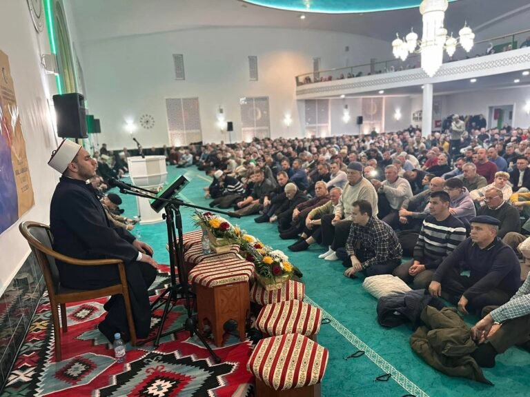 Večer Kur’ana u Tuzli: Priznanje porodici s četiri hafiza