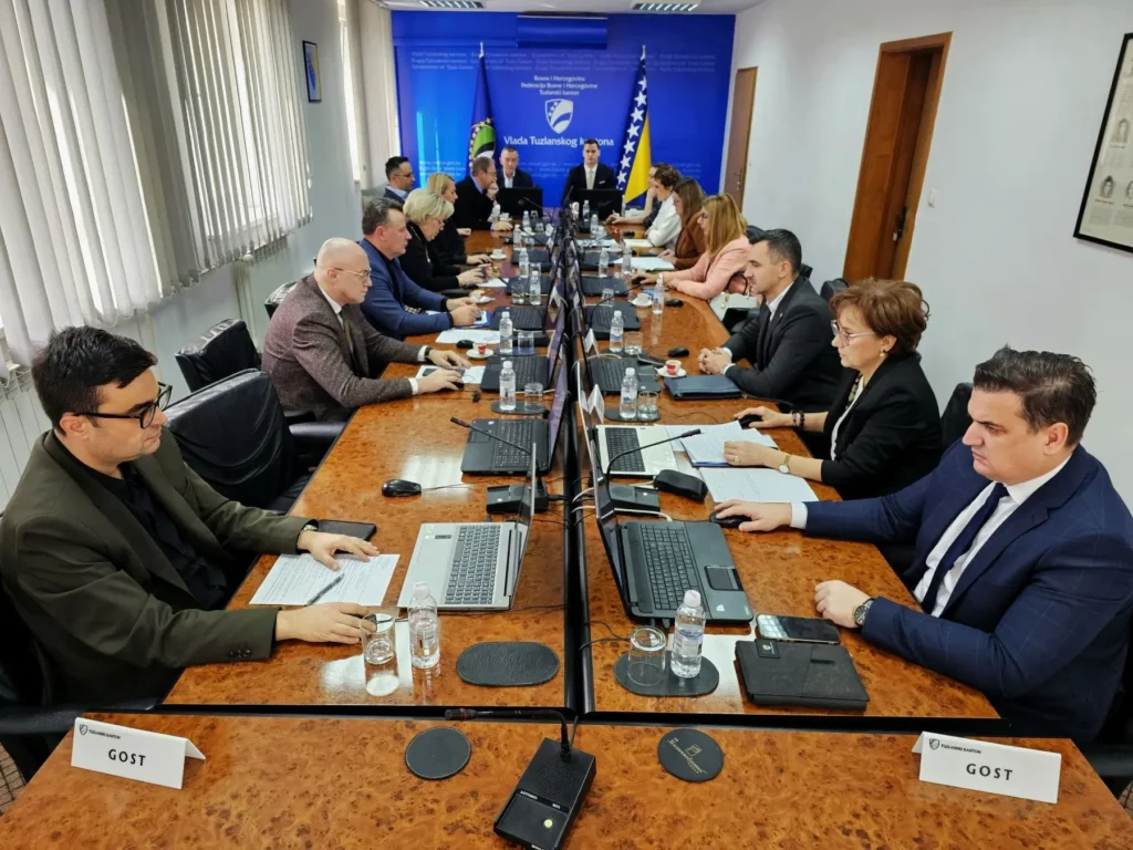 Budžet TK za 2026. godinu gotovo 952 miliona KM, snažan rast ulaganja i investicija/ Vlada TK predložila izmjene Zakona o komunalnim djelatnostima/ Vlada TK odobrila milion KM za jednokratne novčane pomoći u 2026./Vlada TK ulaže novih 50 miliona KM u modernizaciju UKC-a Tuzla