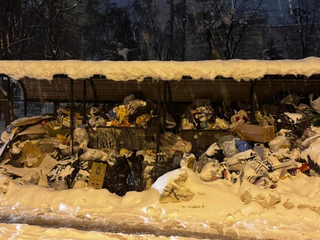 Snijeg otežao odvoz otpada u gradovima širom BiH