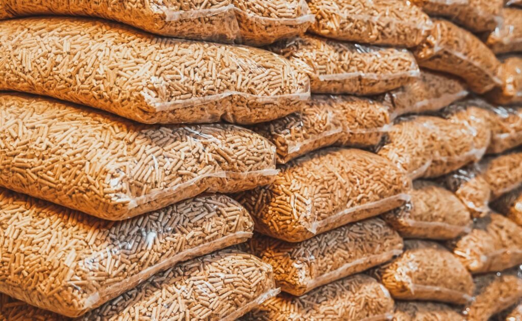 Raste potražnja za peletom zbog oštre zime i smanjenih zaliha/ Hladnoća i manjak sirovine povećali potražnju za peletom u BiH/ Vlada FBiH ukinula ograničenje cijena peleta, uvodi novu mjeru kontrole