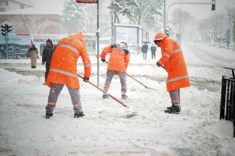 Federalno ministarstvo rada upozorava na zaštitu radnika u uslovima niskih temperatura/ Čišćenje snijega u Tuzli: Razmatra se angažovanje novih radnika