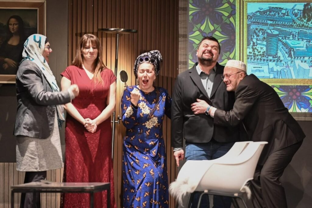 Predstava „Poslanik“ stiže u Tuzlu sa snažnom dozom satire i humora