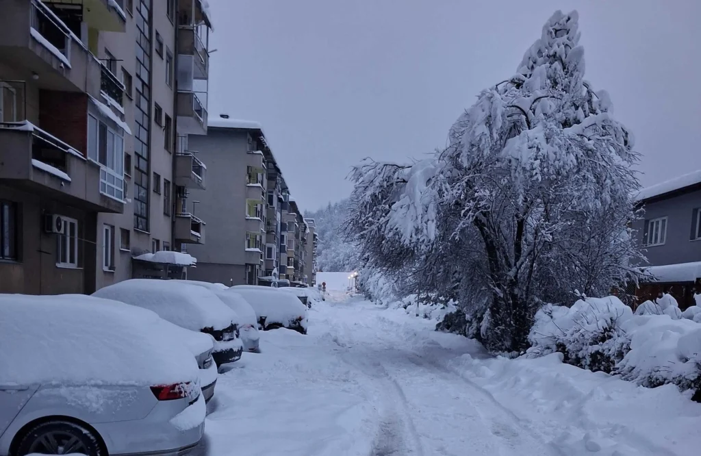 Vanredno stanje zbog snijega paralizovalo Tuzlanski kanton
