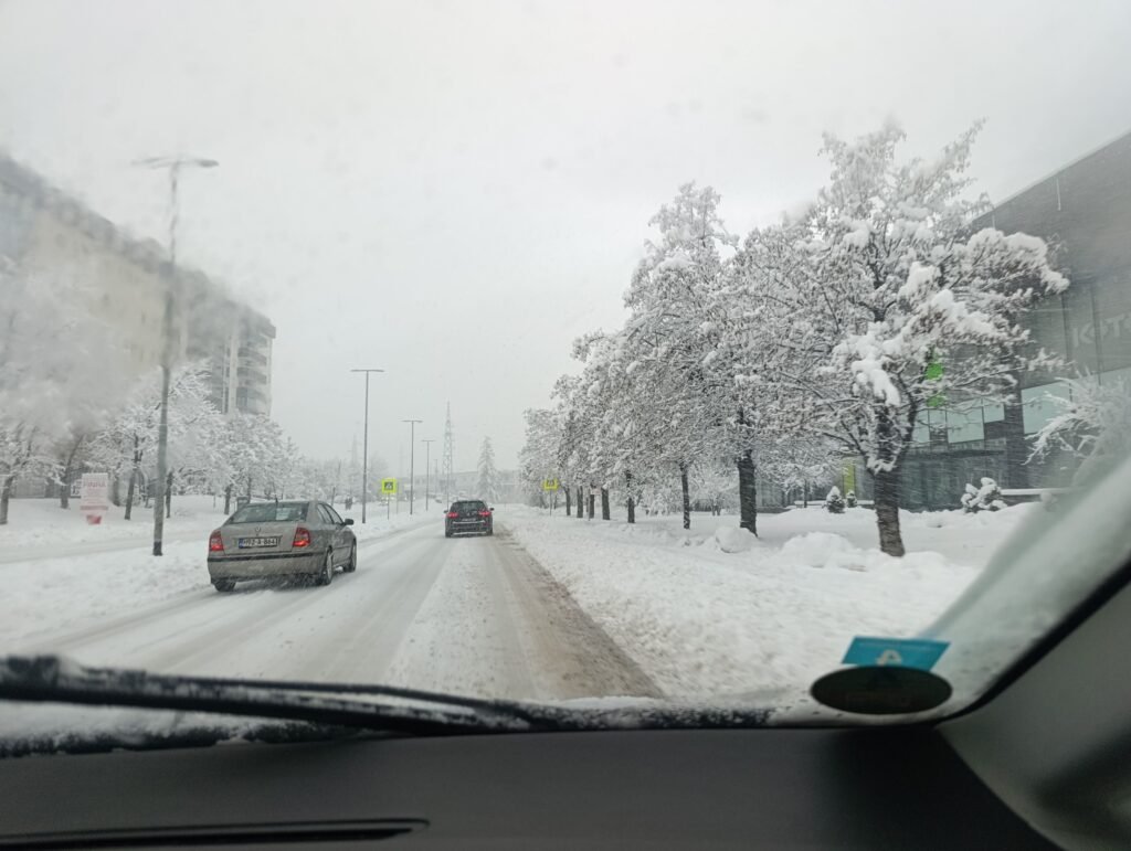 Snijeg otežava saobraćaj u Tuzlanskom kantonu, zabilježeni i prekidi struje/ Snijeg i led povećavaju zdravstvene rizike: Građanima upućen ozbiljan apel na oprez