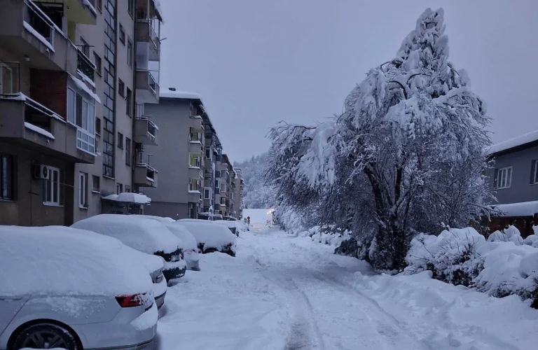Vanredno stanje zbog snijega paralizovalo Tuzlanski kanton