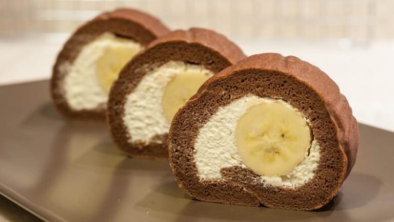 Jednostavan rolat s bananama i čokoladom – desert koji osvaja