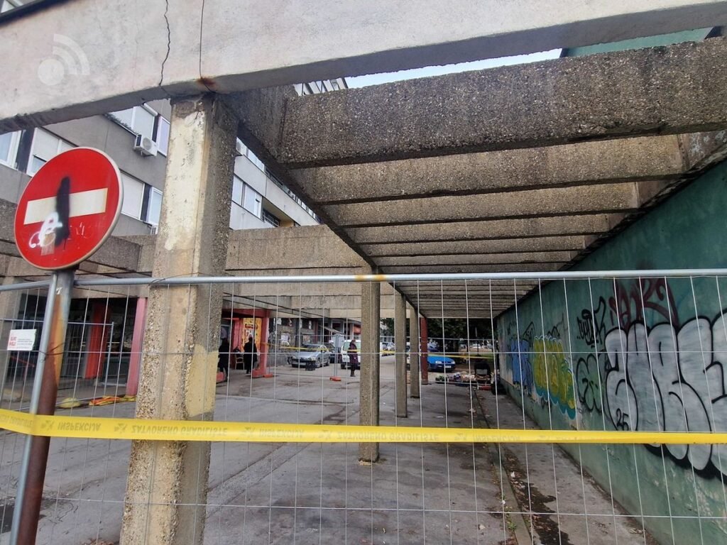 Dotrajale betonske nadstrešnice u Tuzli predstavljaju rizik za građane