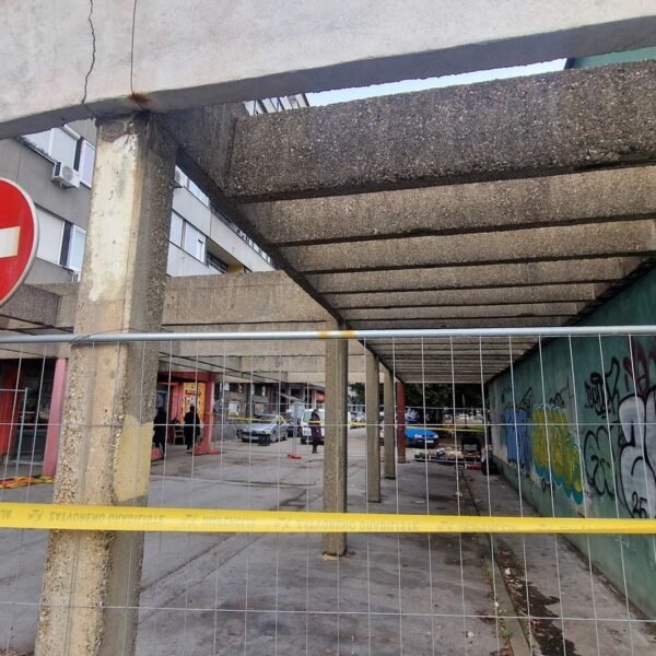 Dotrajale betonske nadstrešnice u Tuzli predstavljaju rizik za građane