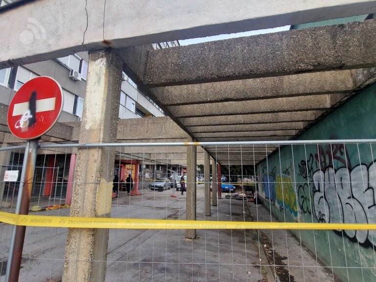 Dotrajale betonske nadstrešnice u Tuzli predstavljaju rizik za građane