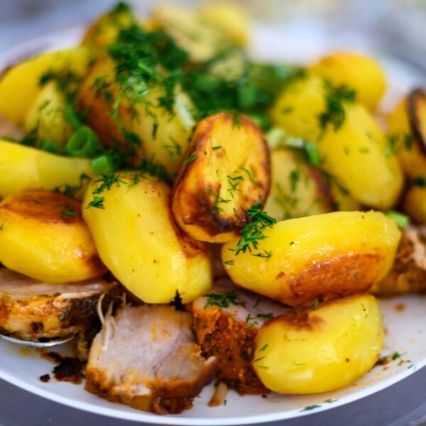 Mladi krompir s parmezanom koji osvaja na prvi zalogaj