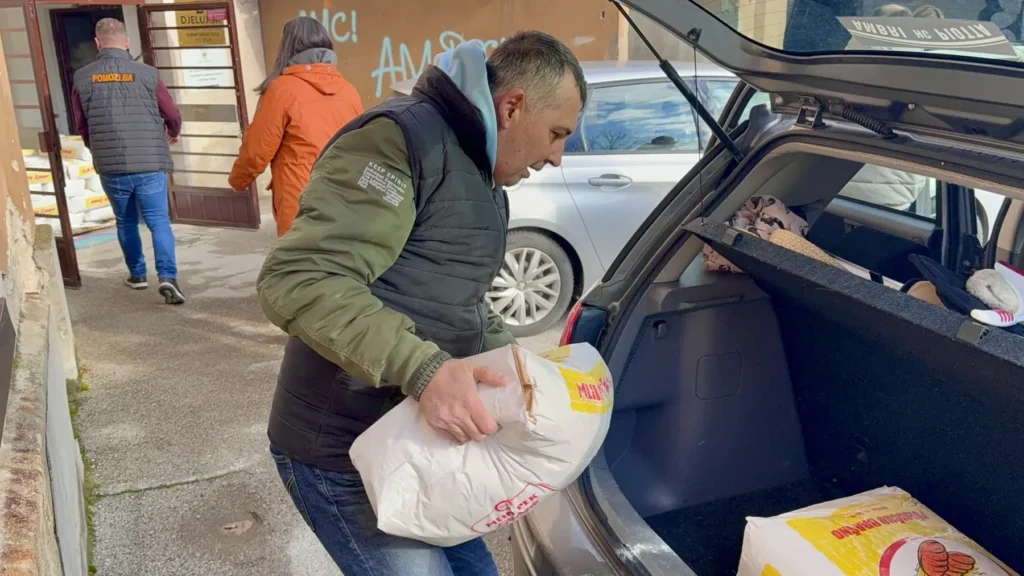 Pomozi.ba započeo distribuciju ramazanskih paketa u Tuzlanskom kantonu