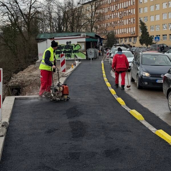 Završena sanacija trotoara u blizini UKC-a Tuzla