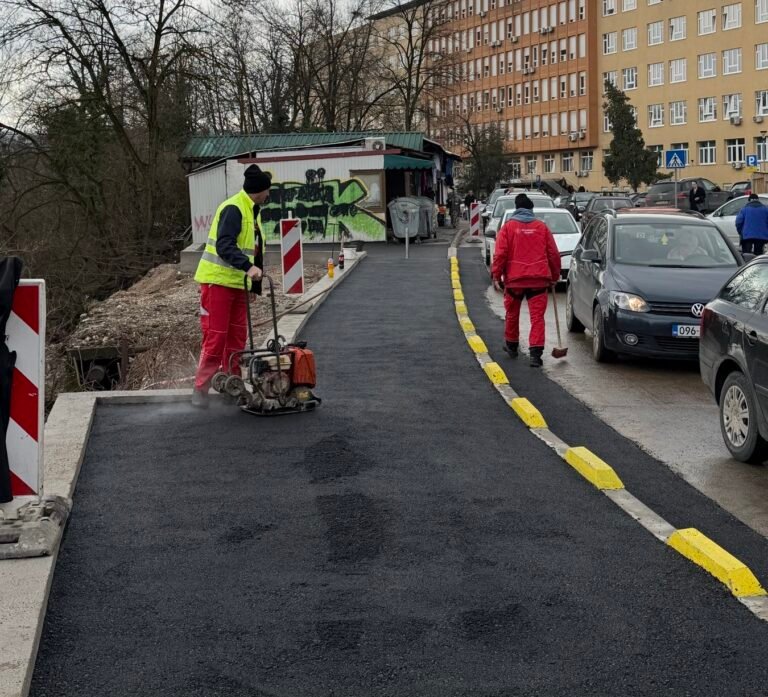 Završena sanacija trotoara u blizini UKC-a Tuzla