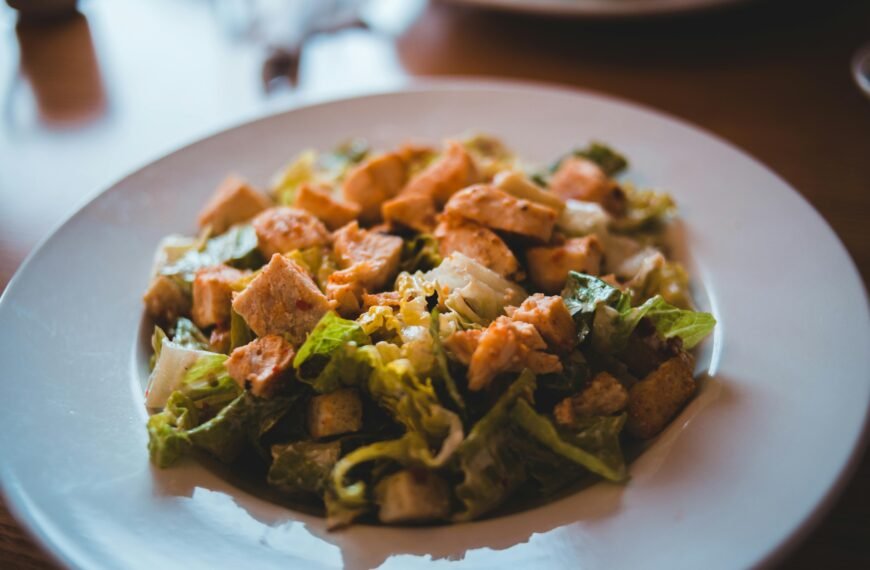 Brza pileća salata: Lagani obrok pun proteina