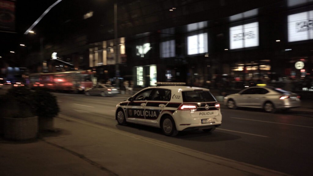 Mladić teško povrijeđen tokom slavlja u Sarajevu: Pao s krova automobila kojim je upravljao pijani vozač