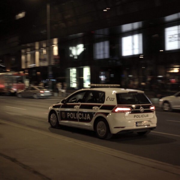 Mladić teško povrijeđen tokom slavlja u Sarajevu: Pao s krova automobila kojim je upravljao pijani vozač