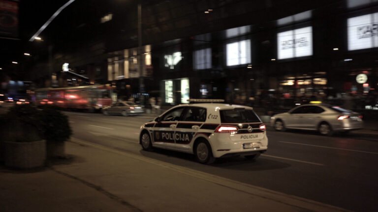 Mladić teško povrijeđen tokom slavlja u Sarajevu: Pao s krova automobila kojim je upravljao pijani vozač