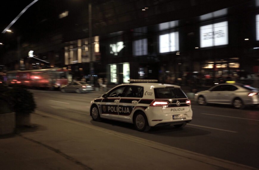 Mladić teško povrijeđen tokom slavlja u Sarajevu: Pao s krova automobila kojim je upravljao pijani vozač