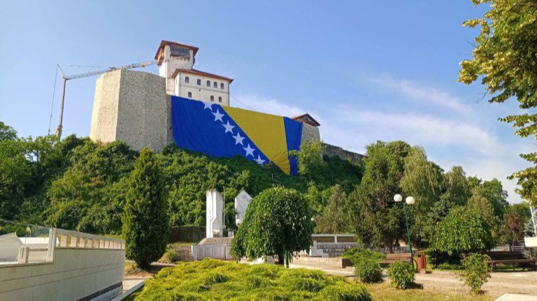 Najveća zastava BiH spuštena sa kule Zmaja od Bosne u Gradačcu