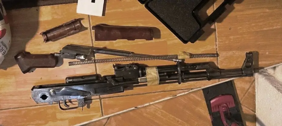Pucao iz pištolja u zrak, pa završio iza rešetaka: Policija u TK pronašla i automatsku pušku