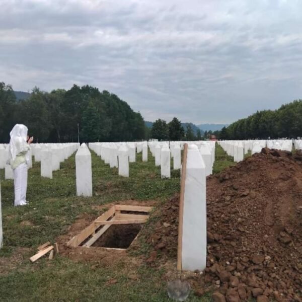 U Potočarima počelo kopanje mezara za deset žrtava genocida koje će biti ukopane 11. jula