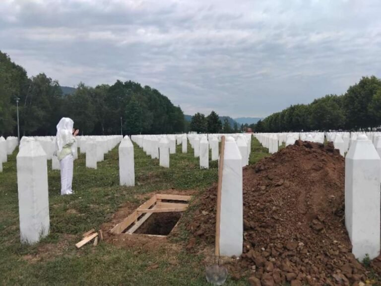 U Potočarima počelo kopanje mezara za deset žrtava genocida koje će biti ukopane 11. jula
